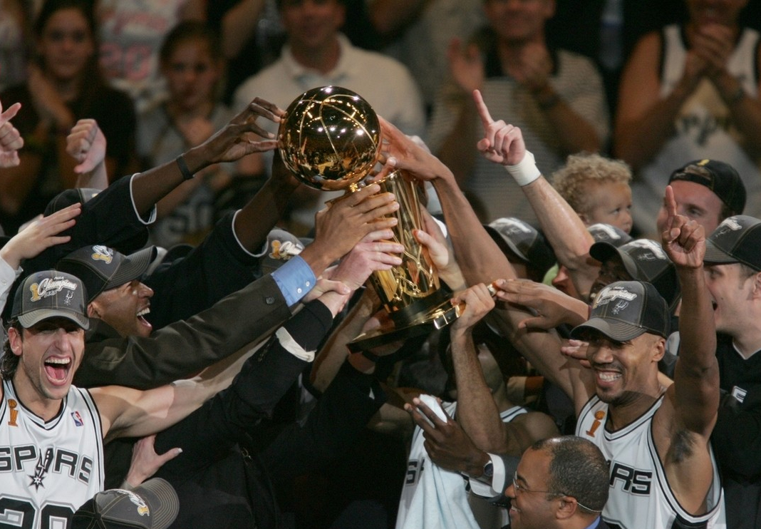 u8正规线路包含里程碑夜圣安东尼奥马刺战术微调，欧超杯今夜刷纪录，媒体盛赞，身体对抗强度拉满的词条